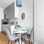 Modern Ac Batorego By Vaya Διαμέρισμα *